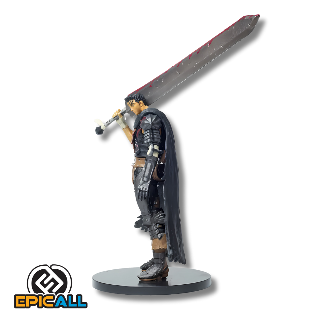 Una figura de acción de Guts, un personaje de anime de cabello negro y largo, con una armadura oscura y una gran espada. Tiene una expresión facial seria y una postura desafiante. La figura mide 30 centímetros de alto y está hecha de PVC.