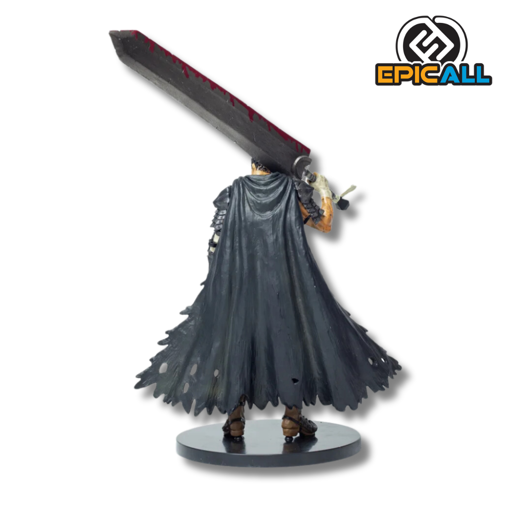 Una figura de acción de Guts, un personaje de anime de cabello negro y largo, con una armadura oscura y una gran espada. Tiene una expresión facial seria y una postura desafiante. La figura mide 30 centímetros de alto y está hecha de PVC.