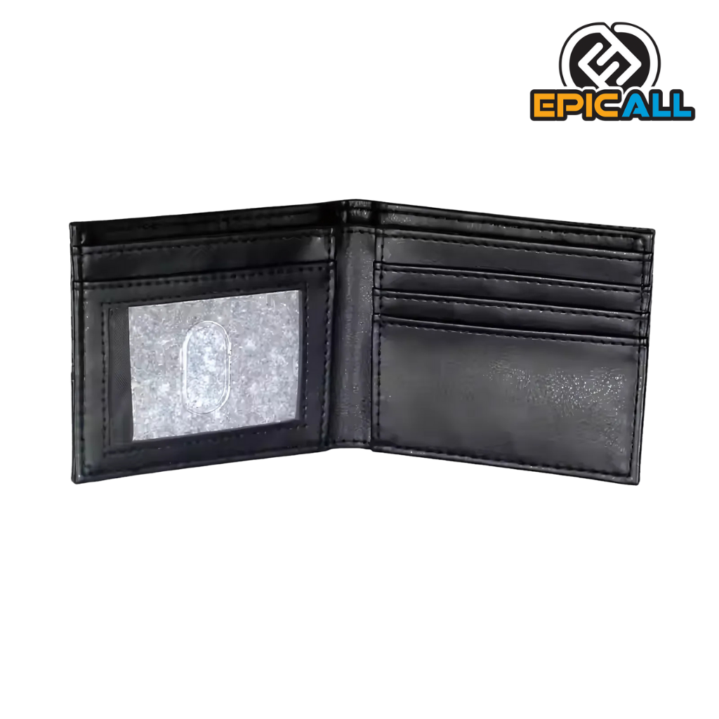 Una billetera de cuero negra con un diseño inspirado en The Legend of Zelda. La billetera presenta un patrón de símbolos y jeroglíficos de Hyrule, así como el icónico Triforce en la esquina inferior derecha. El fondo de la billetera es de color negro y los detalles son de color dorado.