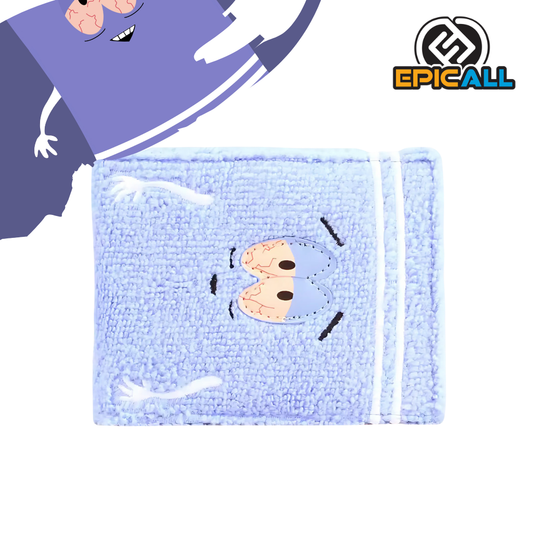 Una billetera de microfibra azul con forma de toalla. La billetera tiene una cara bordada de Towelie, el personaje de South Park, con grandes ojos y una expresión divertida. La billetera es suave y esponjosa al tacto.