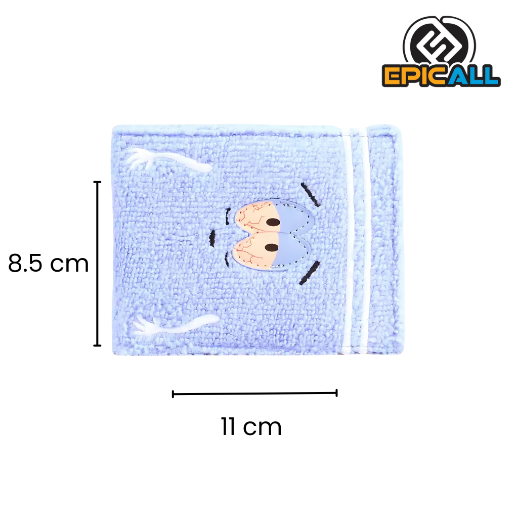 Una billetera de microfibra azul con forma de toalla. La billetera tiene una cara bordada de Towelie, el personaje de South Park, con grandes ojos y una expresión divertida. La billetera es suave y esponjosa al tacto.