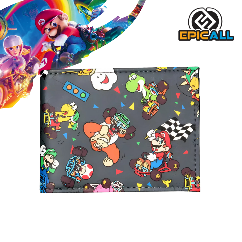 Una billetera de cuero sintetico gris con un diseño estampado de los personajes de Mario Kart, como Mario, Luigi, Yoshi y Bowser. La billetera tiene un fondo gris y los personajes están representados en colores vivos sobre un fondo gris que los hace resaltar.