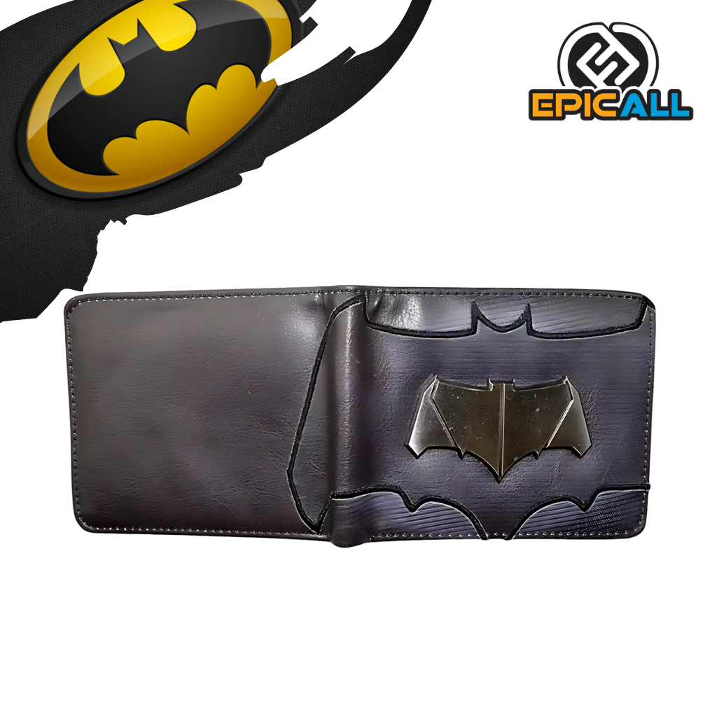 Billetera negra de cuero con el logo metálico de Batman en relieve.