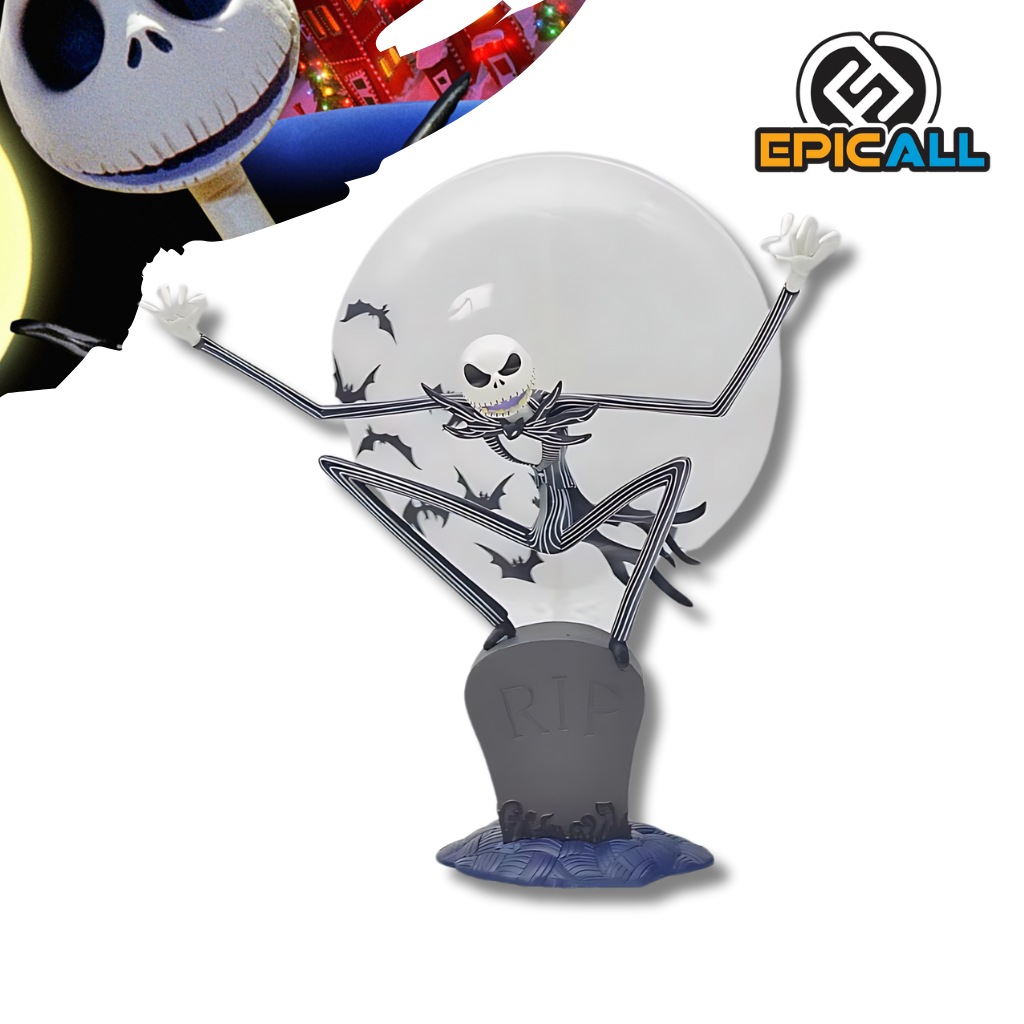 Una figura de acción de Jack Skellington, el protagonista de la película de animación La Pesadilla Antes de Navidad. La figura representa a Jack Skellington en una pose dinámica, con los brazos extendidos y las piernas abiertas, sobre una tumba. Tiene un aspecto esquelético y viste un traje rayado negro y blanco.