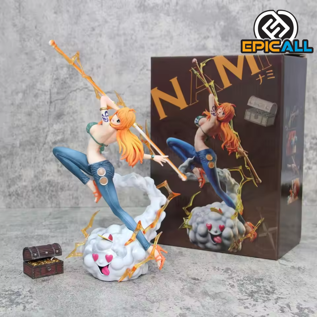 Una figura de acción de Nami, un personaje del anime One Piece. Nami está representada surcando los cielos sobre una nube, con su bastón climático en la mano. Lleva un atuendo de marinera y tiene el cabello largo y naranja. La figura está colocada sobre una base con nubes y rayos.