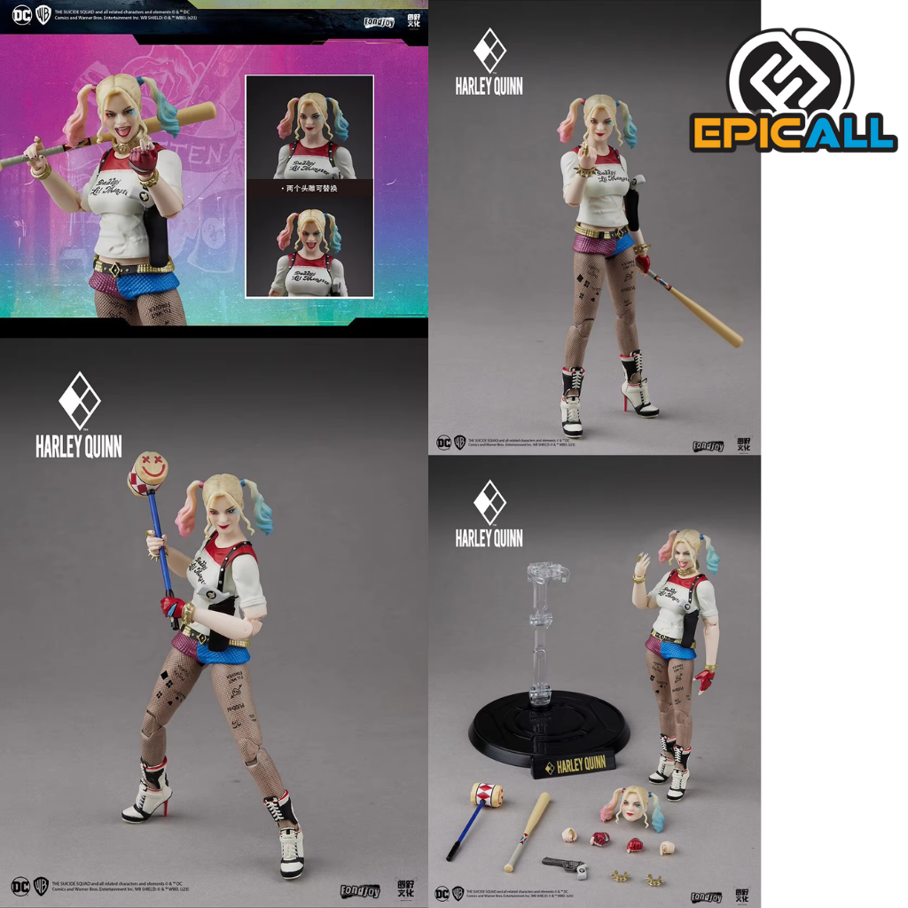 Una figura de acción articulada de Harley Quinn,  Harley Quinn está representada con su traje característico de arlequín, con colores rojo y negro, y sostiene un mazo. Tiene el cabello rubio en dos coletas y una expresión traviesa. La figura está colocada sobre una base.