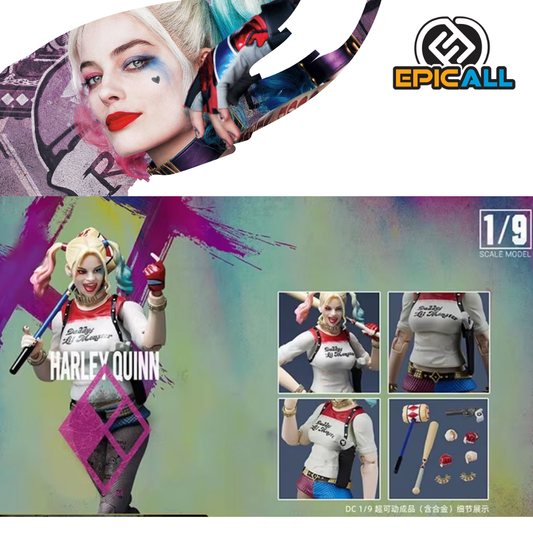 Una figura de acción articulada de Harley Quinn, una villana del universo DC Comics. Harley Quinn está representada con su traje característico de arlequín, con colores rojo y negro, y sostiene un mazo. Tiene el cabello rubio en dos coletas y una expresión traviesa. La figura está colocada sobre una base.