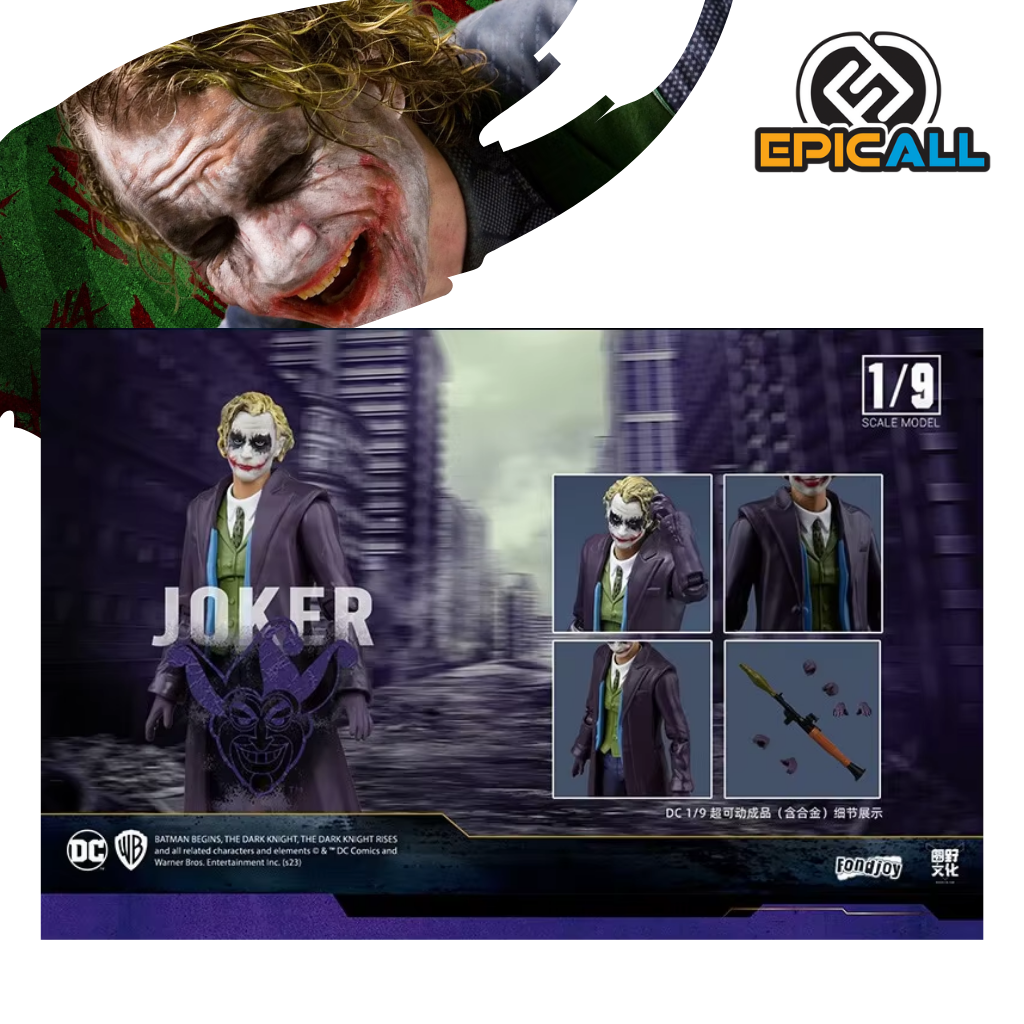 Una figura de acción articulada del Joker, el archienemigo de Batman, interpretado por Heath Ledger en la película The Dark Knight. El Joker está representado con su característico traje púrpura, cabello verde y una sonrisa macabra. Tiene una pose amenazante y sostiene un arma. La figura está colocada sobre una base negra.