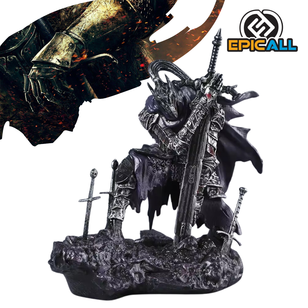 Una figura de acción de Artorias the Abysswalker, un personaje del videojuego Dark Souls III. La figura representa a Artorias en una pose de combate, con su espada en alto y una expresión determinada. Tiene una armadura oscura y un casco con cuernos. La figura está colocada sobre una base rocosa.