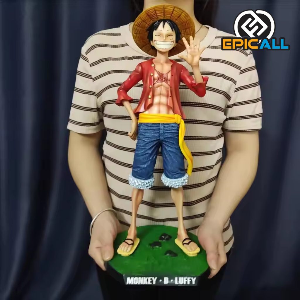 Fotos de la figura cargada por alguien para comparar tamaño.