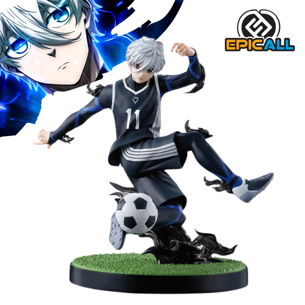 Una figura de acción de Nagi Seishiro, un personaje del manga y anime Blue Lock. La figura representa a Nagi en una pose de juego, con una pierna levantada y el balón en los pies. Lleva un uniforme de fútbol azul y blanco y tiene una expresión tranquila. La figura está colocada sobre una base negra.