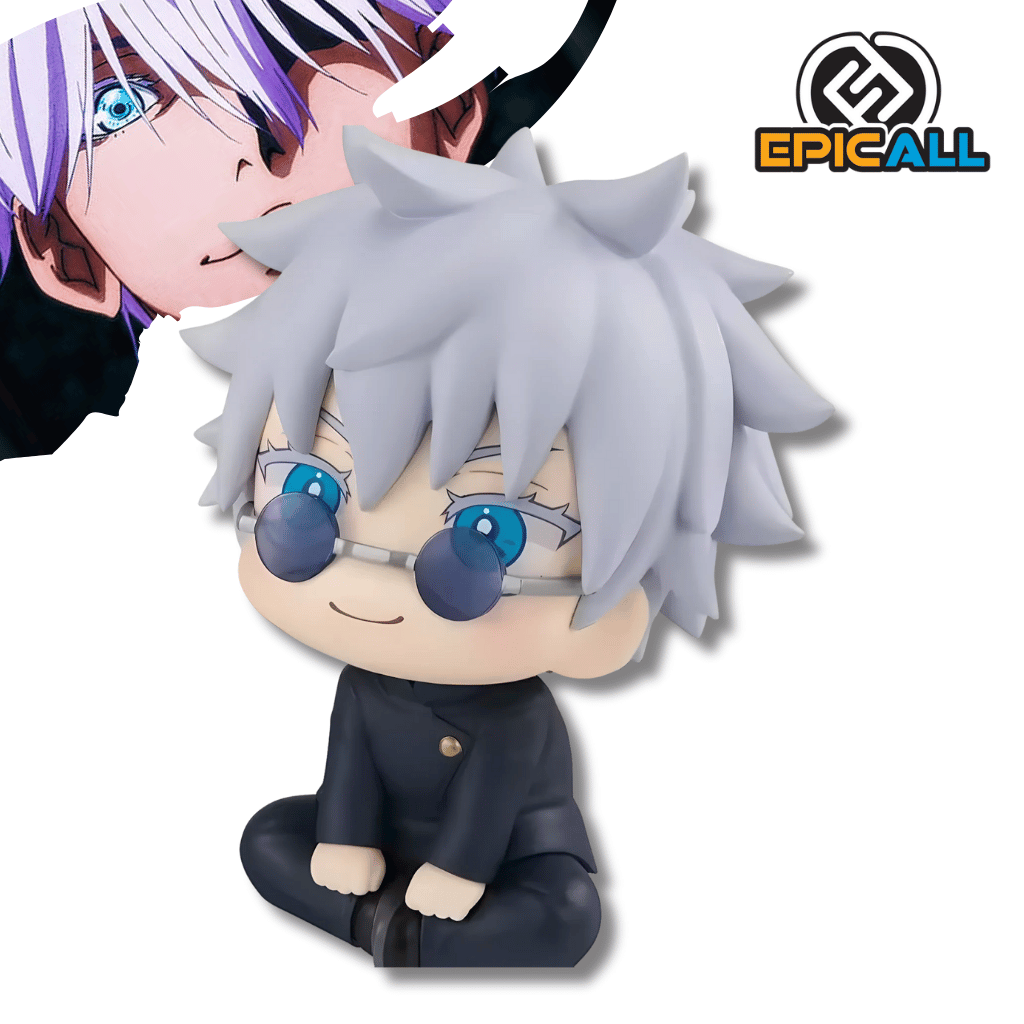 Una pequeña figura de vinilo de Gojo Satoru de Jujutsu Kaisen. El personaje tiene el cabello blanco, lleva gafas oscuras y un uniforme azul oscuro. Está sentado con las piernas cruzadas y una sonrisa tranquila. La imagen tiene el logo de Epicall.cl