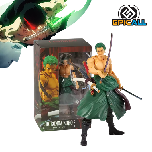 Una figura de acción articulada de Roronoa Zoro, uno de los personajes principales del anime y manga One Piece. La figura representa a Zoro en una pose de combate, con sus tres espadas en mano. Lleva un traje verde y negro y tiene una expresión determinada. La figura está colocada sobre una base con elementos del mundo de One Piece.