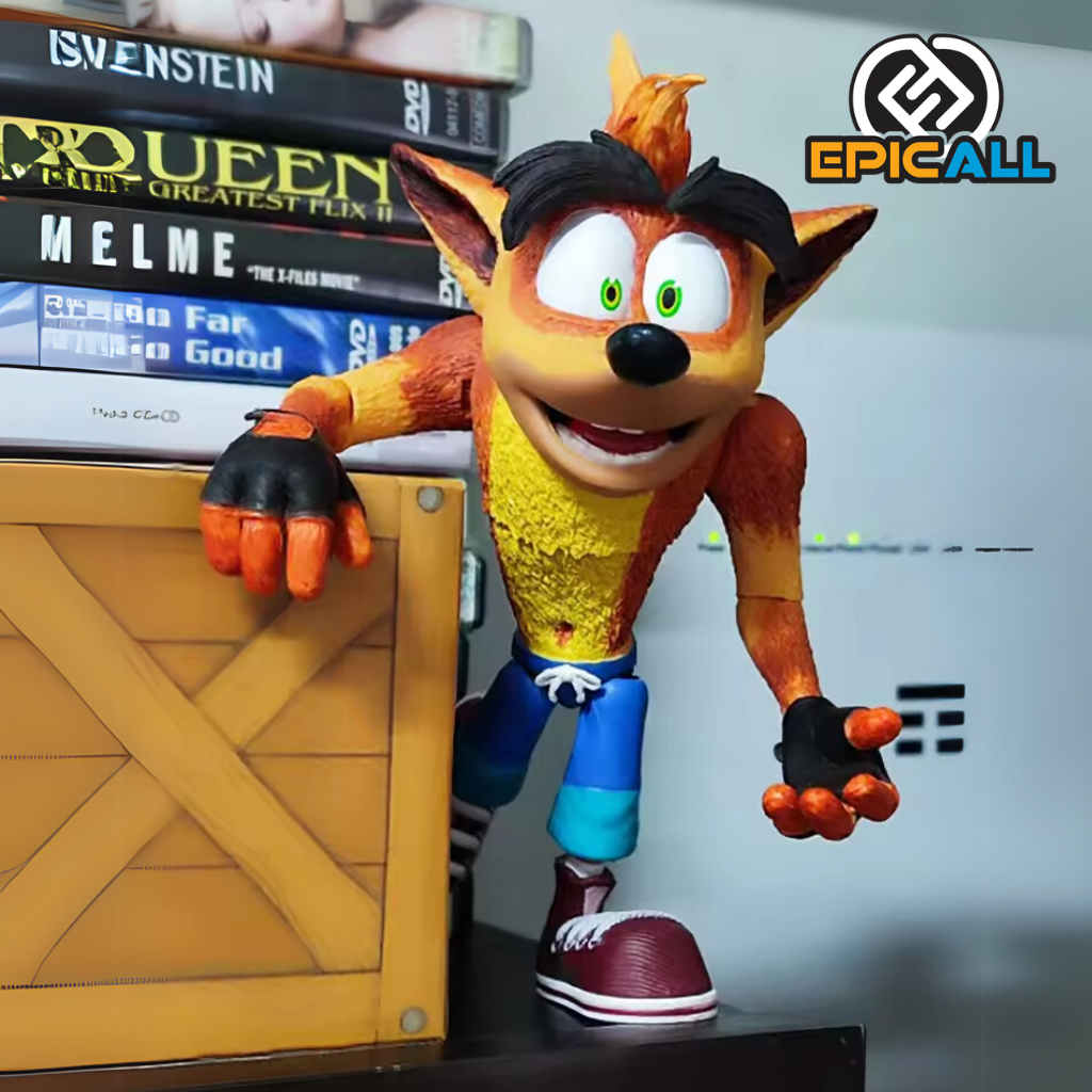Figura de acción de Crash Bandicoot posada sobre una caja de madera
