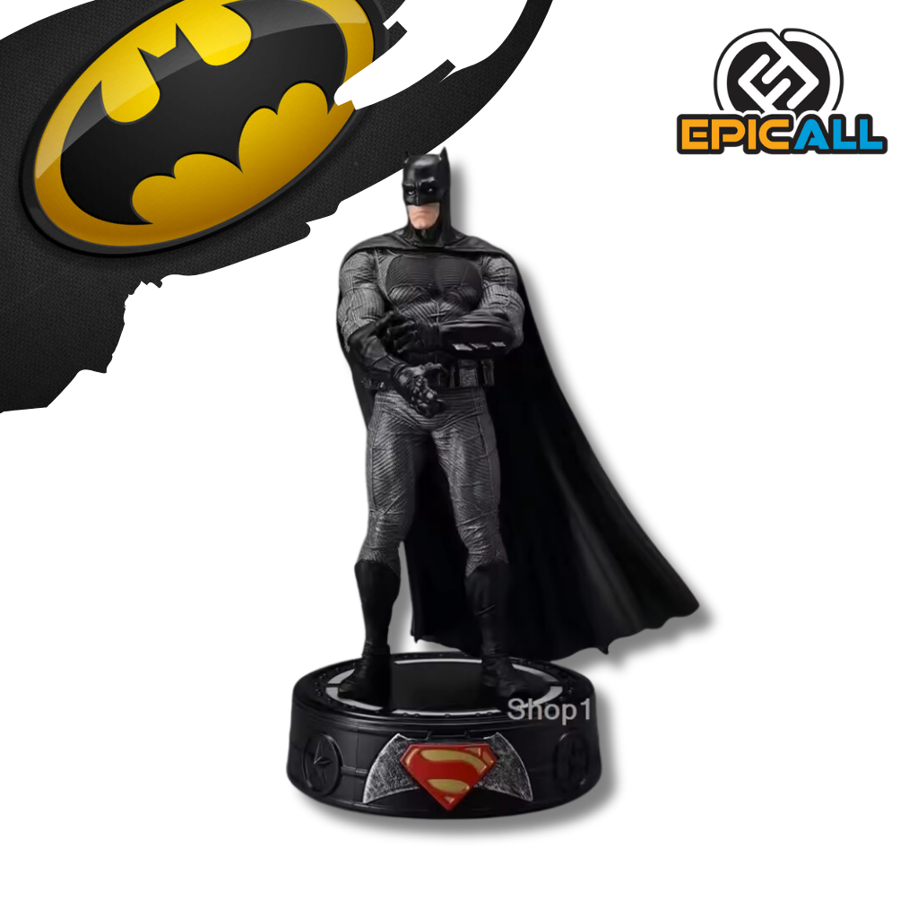 Una figura de acción de Batman, el superhéroe de DC Comics. La figura representa a Batman en una pose amenazante, con su traje negro y una capa negra. Está parado sobre una base con los logotipos de la Liga de la Justicia.