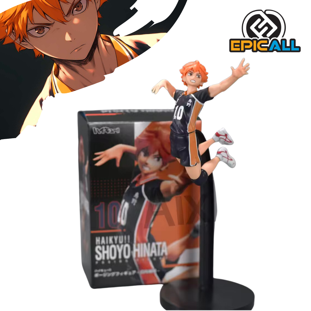 Una figura de acción de Shoyo Hinata, el protagonista del anime Haikyuu!!. La figura representa a Hinata en una pose de salto, con los brazos extendidos y las piernas flexionadas. Lleva el uniforme de su equipo de voleibol, que es de color naranja y blanco. La figura está colocada sobre una base negra.