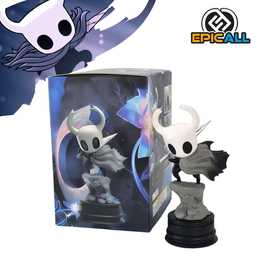 Una figura de acción del Caballero, el protagonista del videojuego Hollow Knight. La figura representa al Caballero en una pose de batalla, con su espada en alto. Lleva una armadura negra y un capa, y está parado sobre una base rocosa.