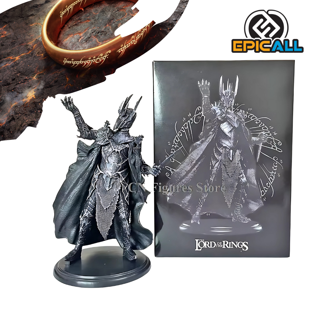 Una figura de acción de Sauron, el Señor Oscuro de Mordor, de la saga El Señor de los Anillos. La figura representa a Sauron en una pose amenazante, con una daga en la mano. Lleva una armadura oscura y está rodeado de un aura de oscuridad. La figura está colocada sobre una base circular.