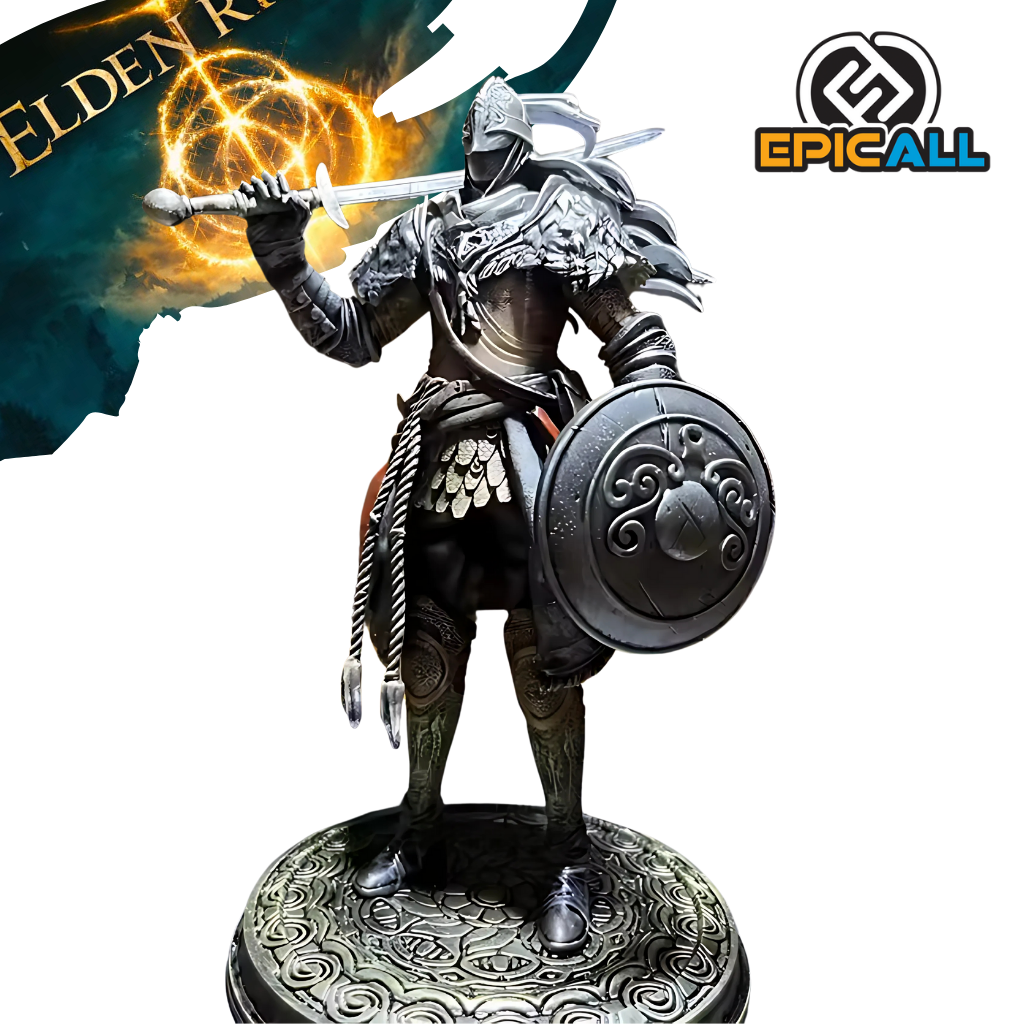 Una figura de acción de Sinluz, el protagonista del videojuego Elden Ring. La figura representa a Sinluz en una pose de combate, con su espada en alto y su escudo a un lado. Lleva una armadura oscura y está rodeado de un aura de poder. La figura está colocada sobre una base rocosa.