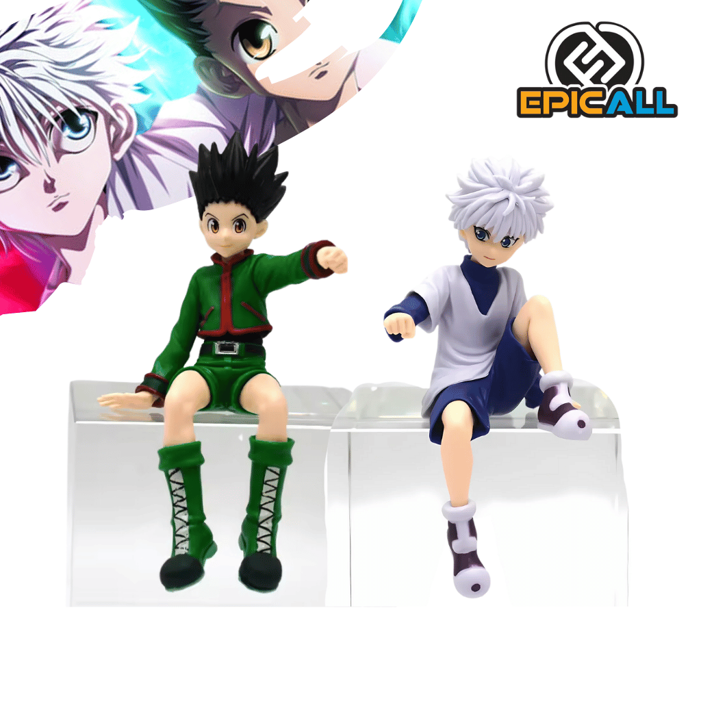 Dos figuras de acción de Gon y Killua, personajes del anime Hunter x Hunter. Ambos están sentados uno al lado del otro, con sus trajes característicos. Gon lleva un traje verde y Killua un traje blanco y negro. Las figuras están colocadas sobre una base simple.