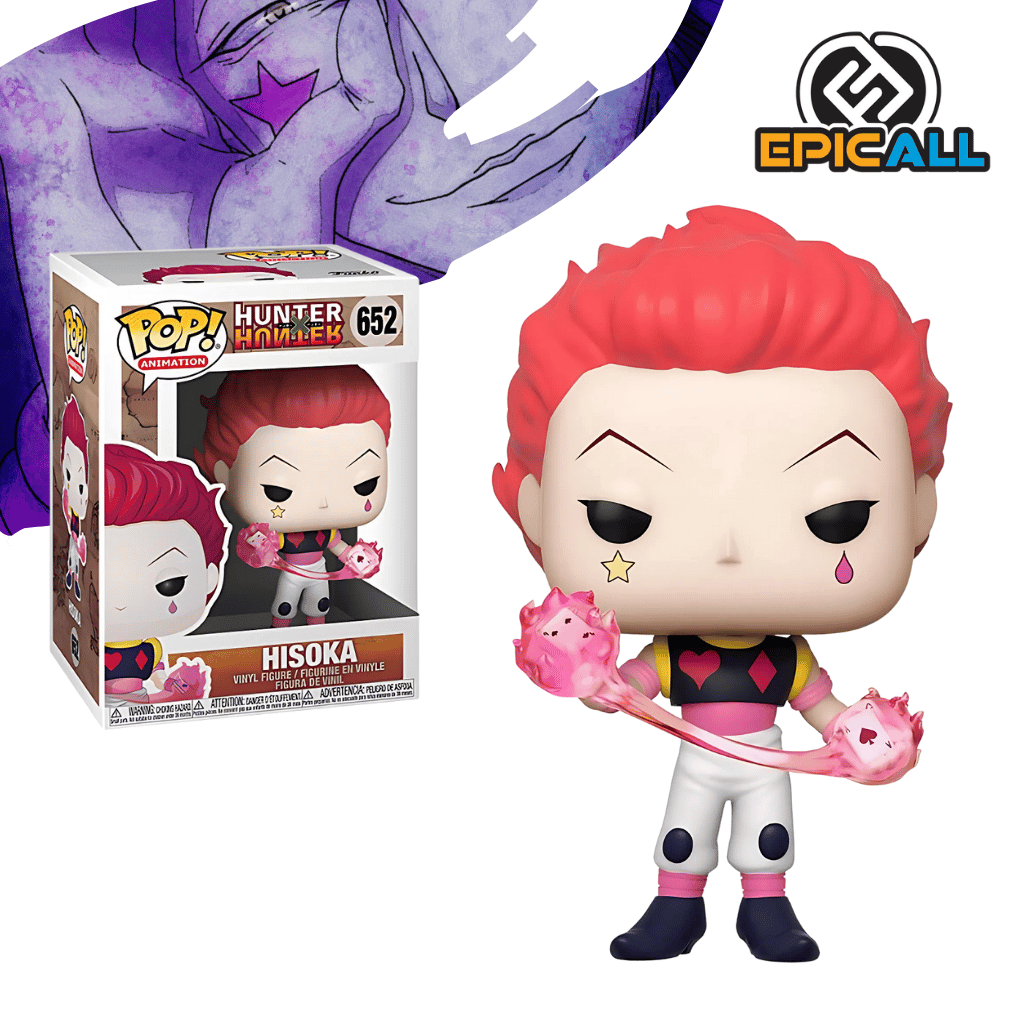 Un Funko POP de Hisoka de Hunter x Hunter. La figura tiene el pelo rojo, y una marca de estrella roja en la mejilla derecha y una lágrima verde en la mejilla izquierda. Viste una camiseta sin mangas de color púrpura con bordes dorados, pantalones cortos del mismo color y zapatos negros. Sostiene una carta de juego en su mano derecha. La figura tiene los ojos grandes y redondos, característicos de los Funko POP. La caja del Funko POP se ve detrás de la figura.
