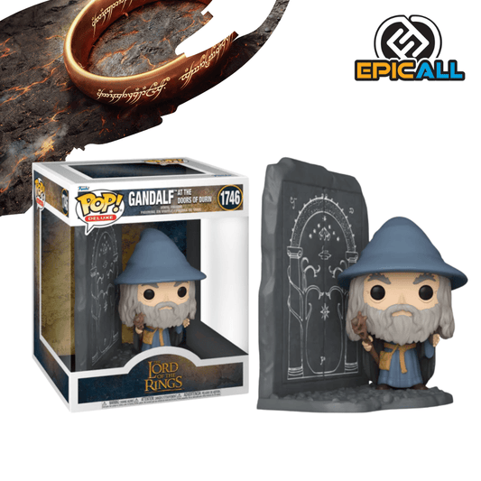 Un Funko POP! Deluxe de Gandalf el Gris de El Señor de los Anillos, de pie frente a una sección de la Puerta de Durin. Gandalf viste su túnica gris, con un sombrero puntiagudo y barba blanca. La puerta es de color gris roca, con inscripciones élficas brillantes en azul claro. La figura tiene los ojos grandes y redondos, característicos de los Funko POP. La caja del Funko POP se ve detrás de la figura.