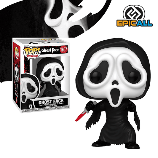 Un Funko POP de Ghost Face, el personaje asesino de las películas de Scream. La figura viste una túnica negra con capucha y tiene una máscara blanca alargada con ojos negros y una boca distorsionada, característica de Ghost Face. La figura está de pie. La caja del Funko POP se ve detrás de la figura.