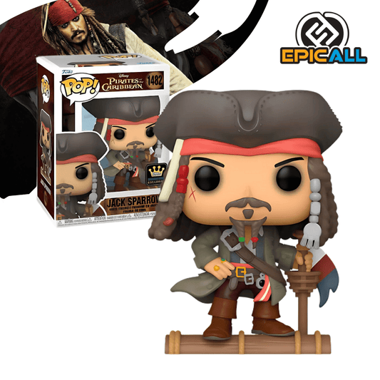 Un Funko POP del Capitán Jack Sparrow de Piratas del Caribe. La figura tiene un sombrero tricornio marrón, una bandana roja, y pelo largo trenzado con cuentas. Viste un abrigo gris verdoso, cinturones con hebillas, y lleva un pequeño objeto en su mano derecha que parece una brújula. Se apoya en una base de madera que simula un mástil de barco. La figura tiene los ojos grandes y redondos, característicos de los Funko POP. La caja del Funko POP se ve detrás de la figura.