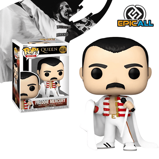 Un Funko POP de Freddie Mercury, el vocalista de Queen. La figura tiene un bigote negro y viste una camiseta sin mangas blanca, pantalones amarillos con una franja roja a los lados, y zapatos blancos. Sostiene un micrófono con su base en la mano derecha. Tiene los ojos grandes y redondos, característicos de los Funko POP. La caja del Funko POP se ve detrás de la figura.