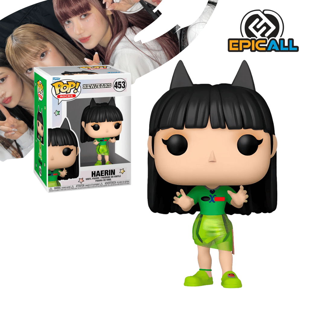 Un Funko POP de Haerin de NewJeans. La figura tiene el pelo largo y oscuro, una gorra, un top corto blanco con un diseño azul, y pantalones azules de mezclilla o vaqueros. Tiene una expresión calmada y los ojos grandes y redondos, característicos de los Funko POP. La caja del Funko POP se ve detrás de la figura.