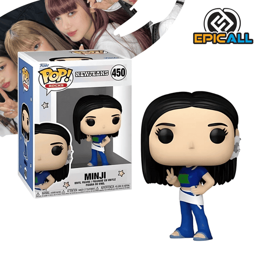 Un Funko POP de Minji de NewJeans. La figura tiene el pelo liso y oscuro, un top corto blanco y una falda larga que parece de mezclilla o vaquera con un diseño de mariposa. Tiene un collar alrededor del cuello y sus ojos son grandes y redondos, característicos de los Funko POP. La caja del Funko POP se ve detrás de la figura.