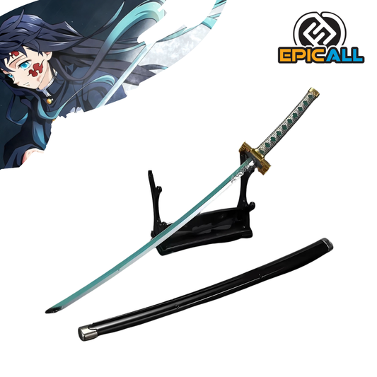 Una mini réplica de la katana de Muichiro Tokito, uno de los Pilares de Demon Slayer. La katana tiene una hoja curva de color celeste y una vaina negra. La empuñadura es de color negro con detalles dorados. La katana está colocada en un soporte.