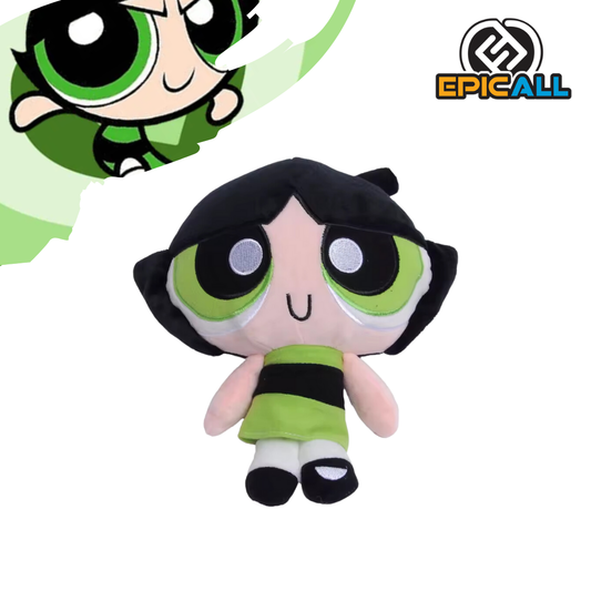Un peluche de Bellota, una de las Chicas Superpoderosas. Bellota es de color verde, con cabello negro corto y ojos grandes. Lleva un vestido verde con una falda negra y una pequeña insignia amarilla. Tiene una expresión decidida y está en una pose dinámica.