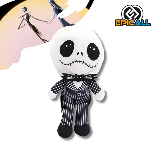 Un peluche de Jack Skellington, el protagonista de la película Pesadilla Antes de Navidad. Jack es un esqueleto con un traje a rayas blancas y negras, un sombrero de copa y una calabaza en la mano. Tiene una sonrisa amplia y ojos grandes.