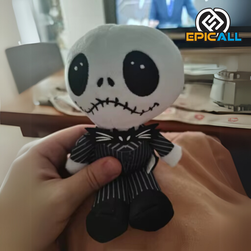 Foto real del peluche sujeto por una mano