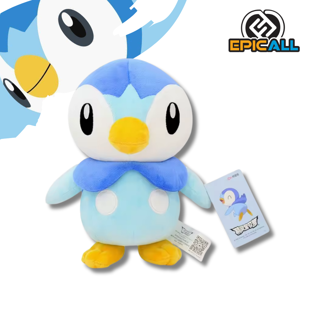 Un peluche de Piplup de 25cm de altura. Piplup es un Pokémon de color azul claro con detalles en blanco, azul oscuro y amarillo. Tiene ojos grandes y negros y un pico amarillo. El peluche está de pie y mirando hacia adelante.