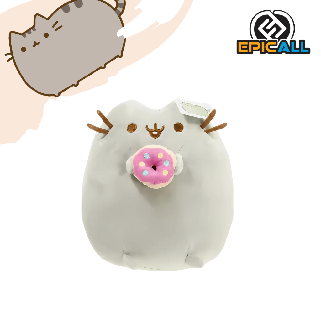 Un peluche de un gato gris llamado Pusheen. Está sentado y sosteniendo una dona rosada con chispas. Tiene una expresión feliz y está rodeado de corazones.