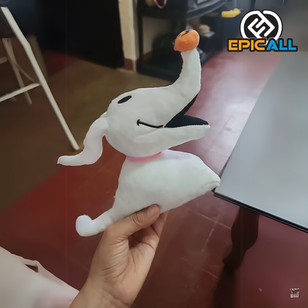 Foto real del peluche de Zero, sostenido con la mano.