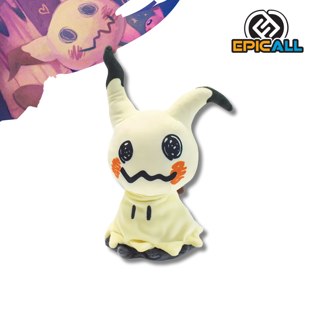 Un peluche de Mimikyu, el Pokémon de tipo fantasma. Mimikyu es de color amarillo, con un disfraz de Pikachu hecho de tela. Tiene grandes ojos negros y una expresión tímida.