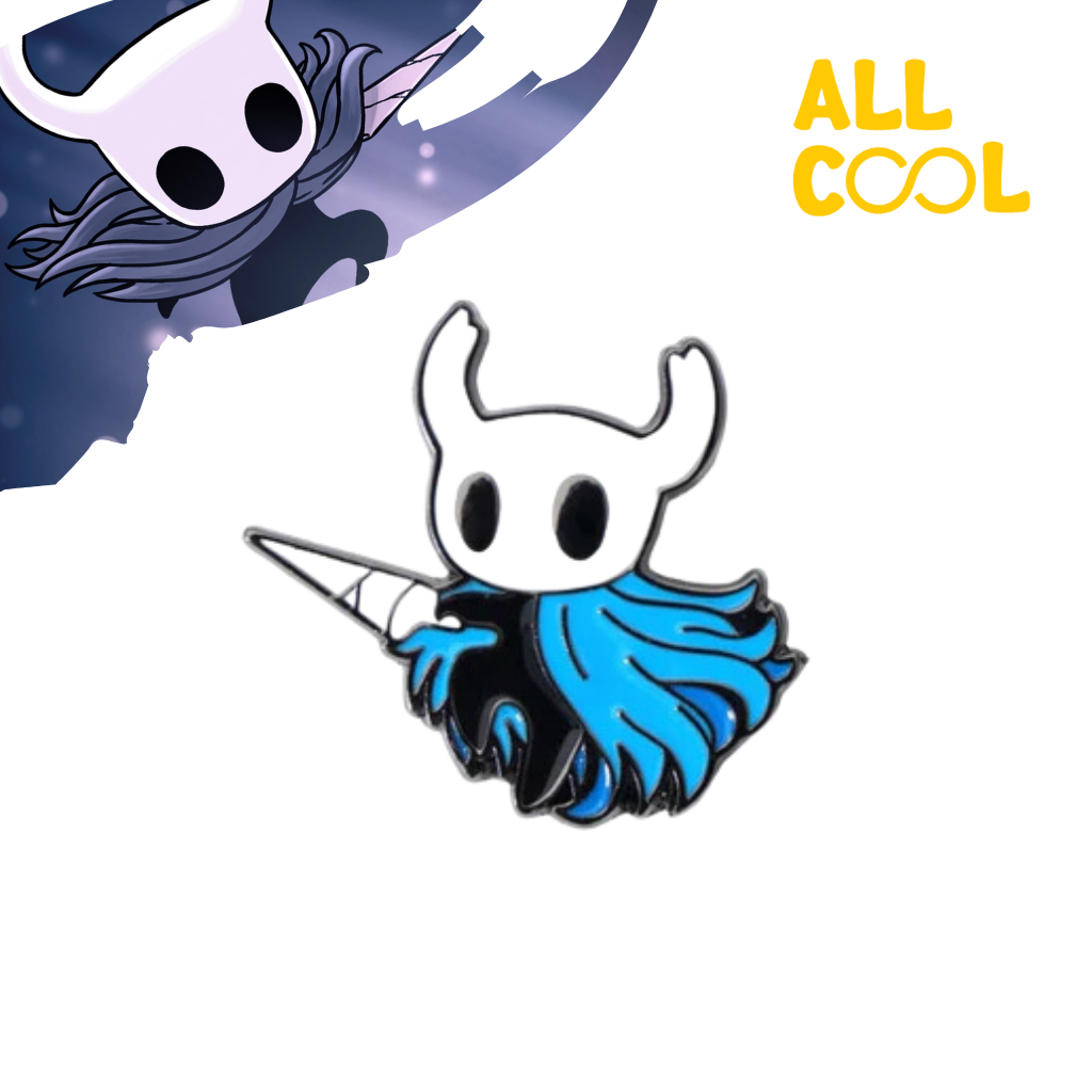 Un pin esmaltado de The Knight, el protagonista del videojuego Hollow Knight. El pin representa al Caballero con su capa azul, su máscara blanca y su aguijón.