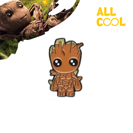 Un pin metálico de Baby Groot, un personaje de la película Guardianes de la Galaxia. Baby Groot está representado en una pose de pie, con sus brazos extendidos y una expresión sonriente. El pin es de color marrón y verde, y tiene un tamaño aproximado de 3 cm.