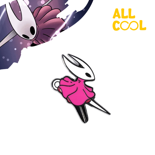 Un pin esmaltado de Hornet, un personaje del videojuego Hollow Knight. El pin representa a Hornet con su traje rosa y su expresión determinada. Tiene un aguijón en la mano y está lista para la batalla.
