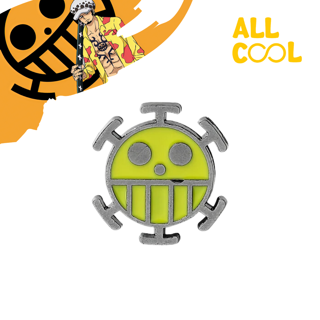 Un pin esmaltado con el Jolly Roger (bandera pirata) de Trafalgar Law, un personaje del anime One Piece. El pin es de forma circular y presenta un diseño negro sobre un fondo amarillo, con una calavera sonriente y dos espadas cruzadas.