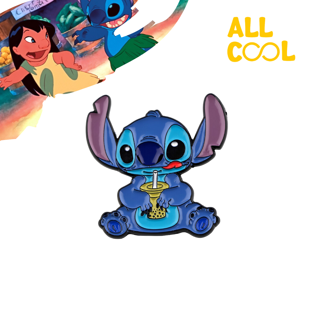 Un pin esmaltado de Stitch, el personaje extraterrestre de la película Lilo & Stitch. Stitch está representado sentado, con una expresión relajada y sosteniendo una bebida en sus manos. Es de color azul y tiene grandes ojos negros.