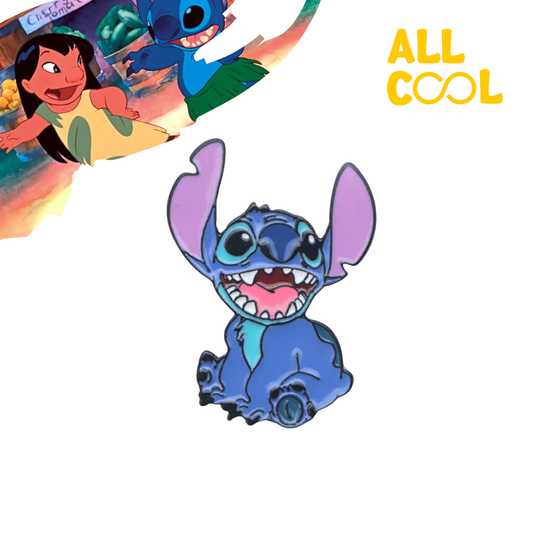 Un pin esmaltado de Stitch, el personaje extraterrestre de la película Lilo & Stitch. Stitch está representado sentado, con una expresión relajada y sus grandes ojos característicos. Es de color azul y tiene orejas grandes y puntiagudas.