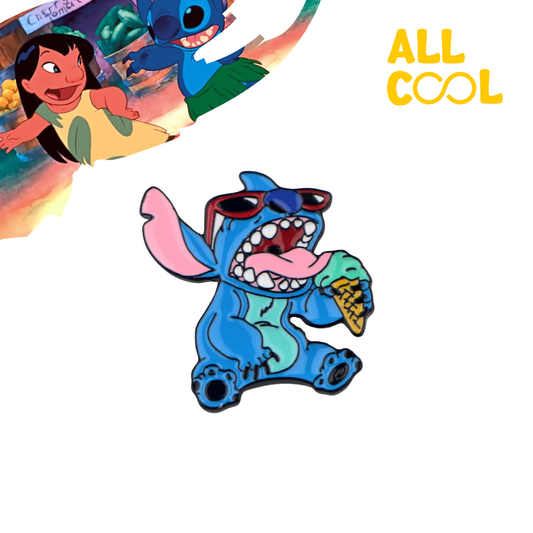 Un pin esmaltado de Stitch, el personaje extraterrestre de la película Lilo & Stitch, disfrutando de un helado. Stitch está sentado, con una expresión feliz y su lengua fuera. Es de color azul y lleva unas gafas de sol. Está sosteniendo un cono de helado en su mano.