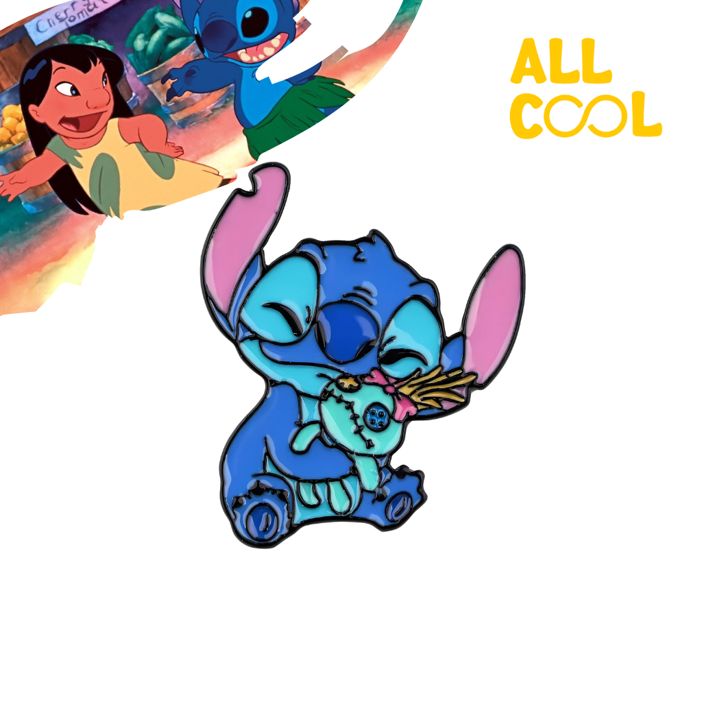 Un pin esmaltado de Stitch, el personaje extraterrestre de la película Lilo & Stitch, abrazando a su peluche Scrump. Stitch está sentado, con una expresión tierna y sus grandes ojos característicos. Es de color azul y tiene orejas grandes y puntiagudas. Scrump es un pequeño peluche blanco con forma de Stitch.