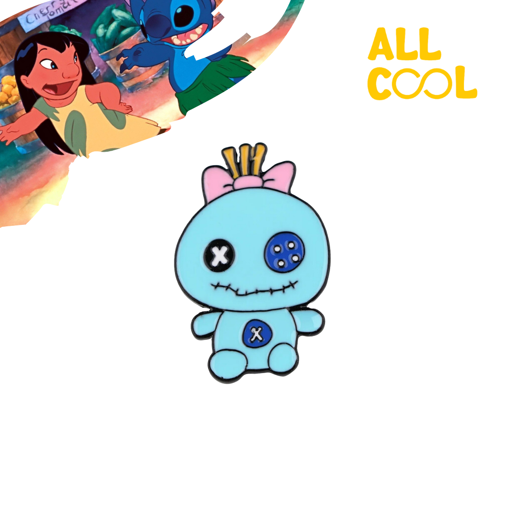 Un pin esmaltado de Scrump, el peluche de Stitch en la película Lilo & Stitch. Scrump es de color azul claro, tiene una forma redondeada y un lazo rosa en la cabeza. Tiene una expresión tierna y está sentado.