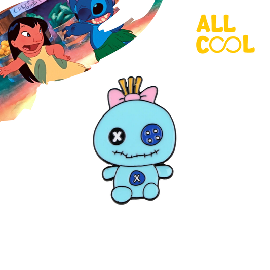 Un pin esmaltado de Scrump, el peluche de Stitch en la película Lilo & Stitch. Scrump es de color azul claro, tiene una forma redondeada y un lazo rosa en la cabeza. Tiene una expresión tierna y está sentado.