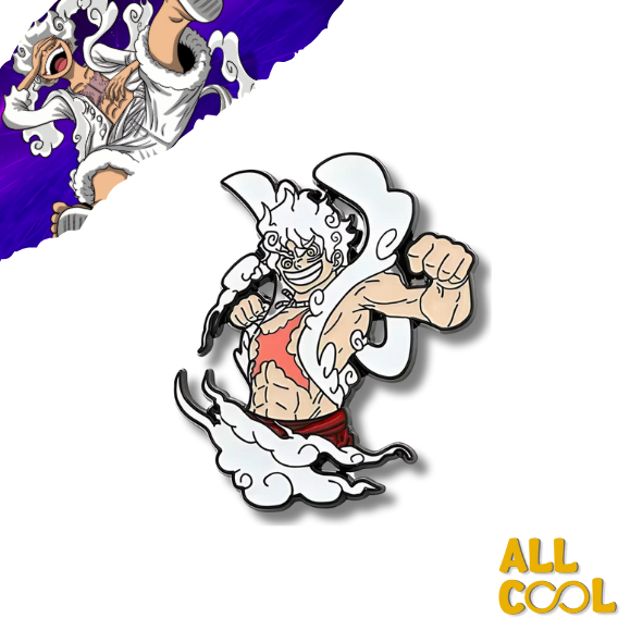 Un pin esmaltado de Luffy Gear 5, la nueva transformación de Monkey D. Luffy en el anime One Piece. El pin representa a Luffy con un cuerpo elástico y alargado, en una pose dinámica. Tiene el cabello blanco y lleva un traje rojo y blanco.